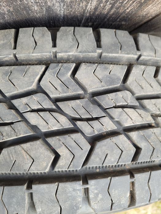 Vând 4 buc. jante oțel cu cauciucuri 215/75/R15 Suzuki.