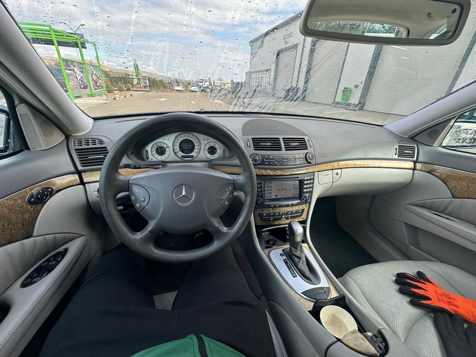 Mercedes Benz E320 (FARA MOTOR)