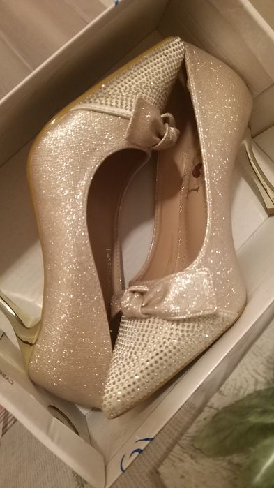 Продавам рокля и токчета