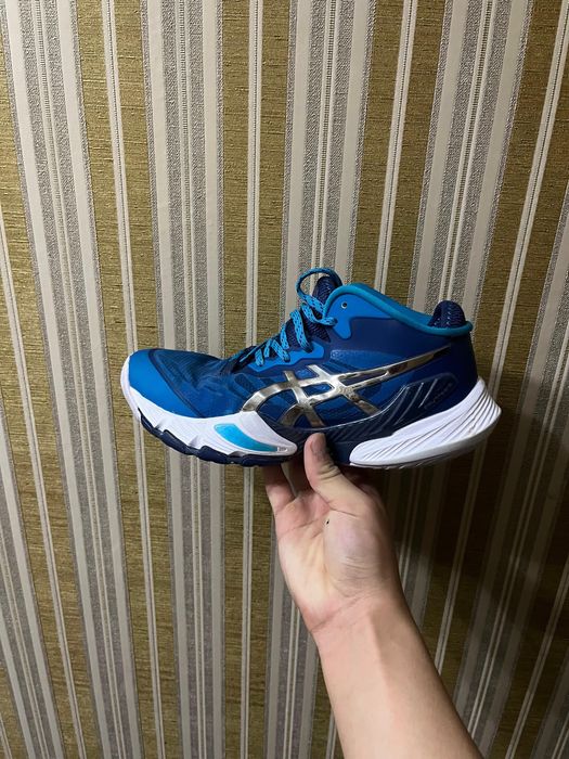 Продаю Асикс кроссовки