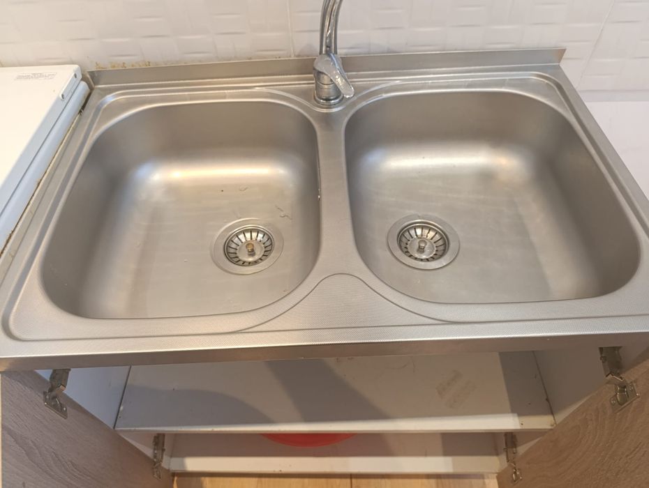 Vând aragaz cu chiuveta in stare perfecta