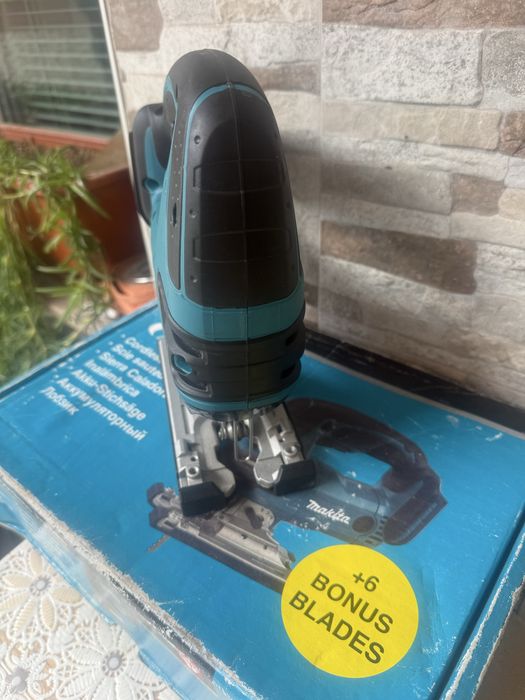Акумулаторният прободен трион (зеге) Makita