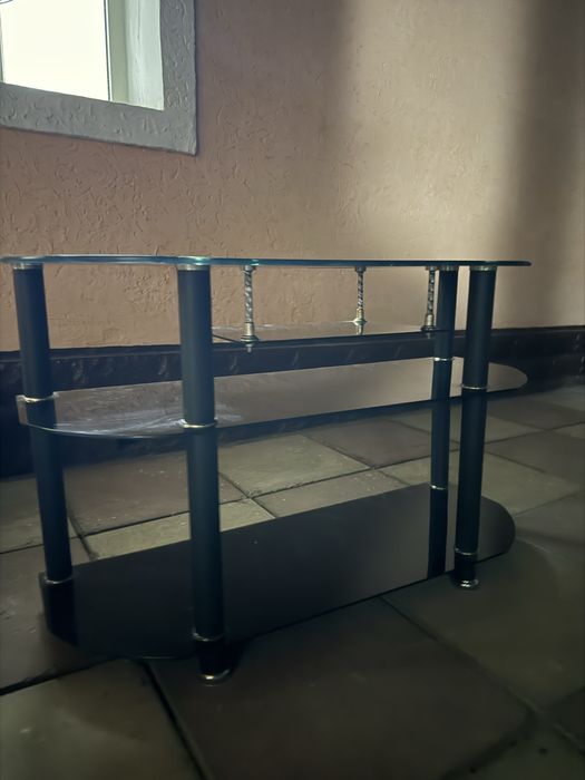 Тонированный стеклянный стол под телевизор