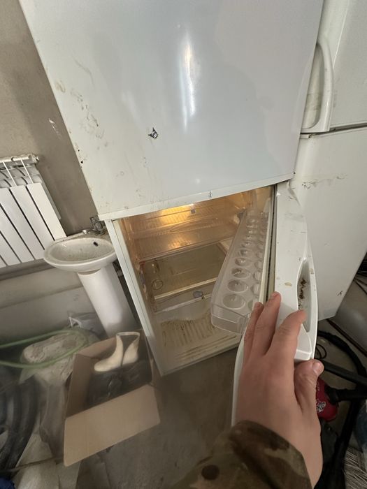 холодельник жасап тұрған 2еу