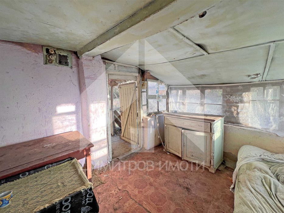 Продава къща с 2 дка двор в с. Караманите, общ Вълчи дол (обл. Варна).