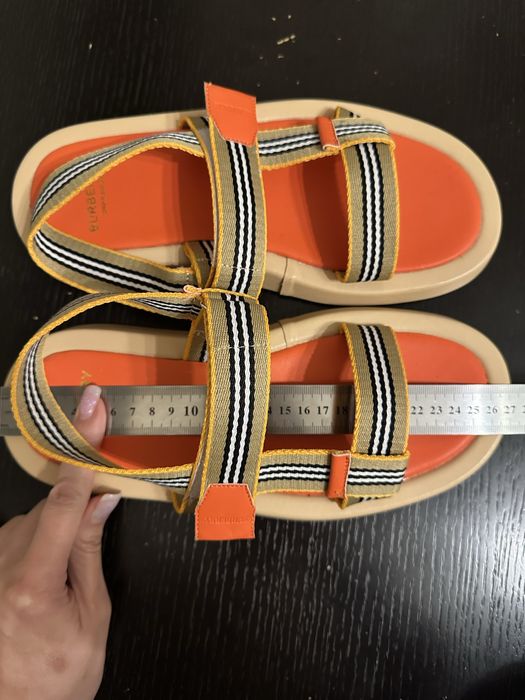 Босоножки и кеды.