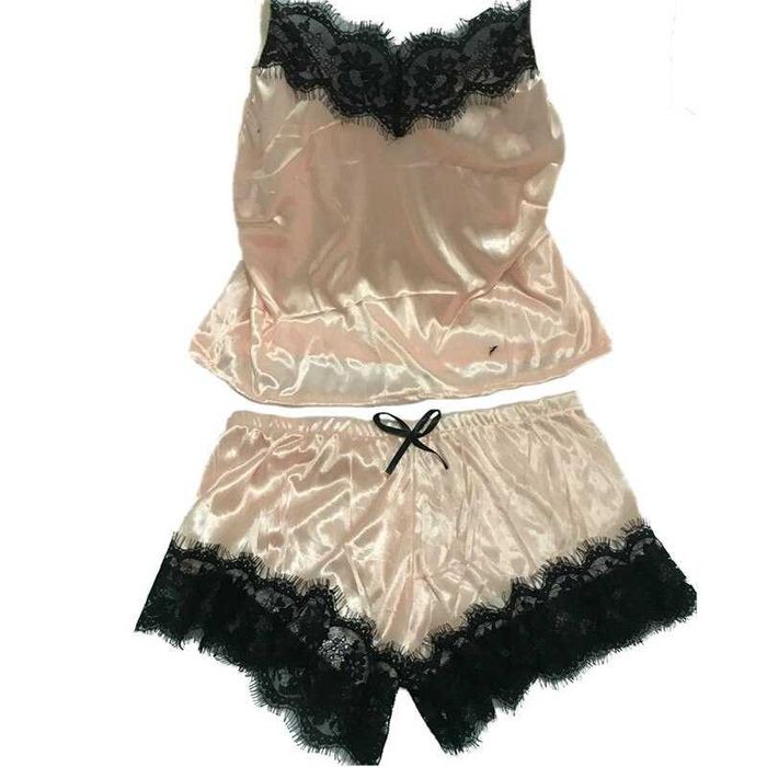 Елегантна дамска пижама – топ, къси панталонки и сатениран аксесоар.