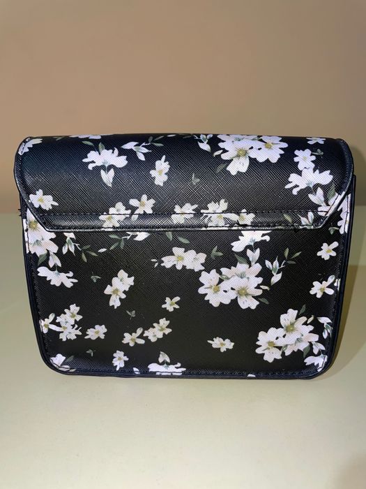 Малка дамска чанта с дълга дръжка