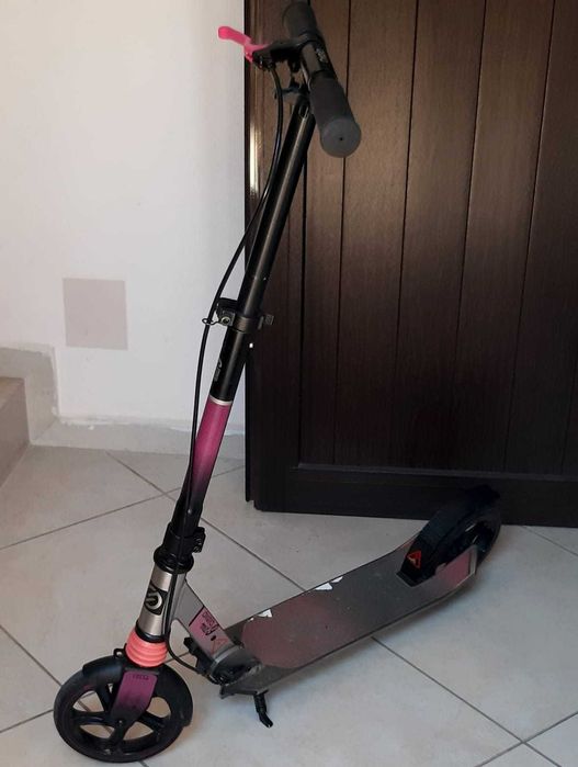 Продавам тротинетка MID 9 – розова, отлична за подрастващи (9–14 г.)
