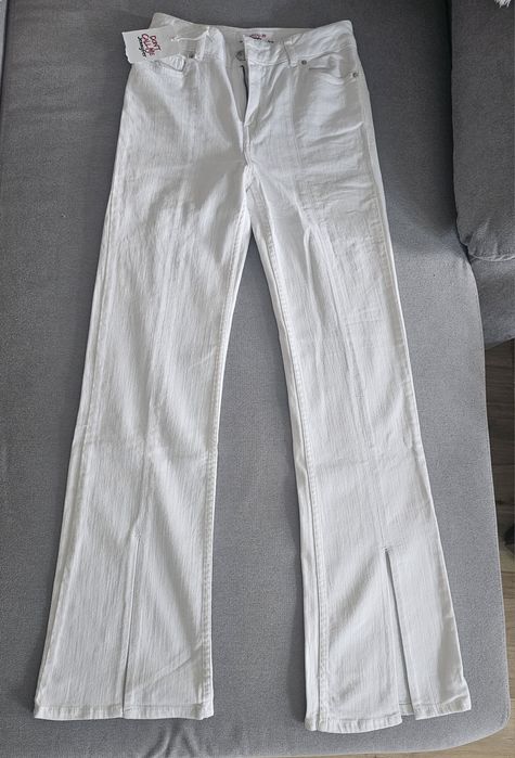 Pantaloni albi evazati