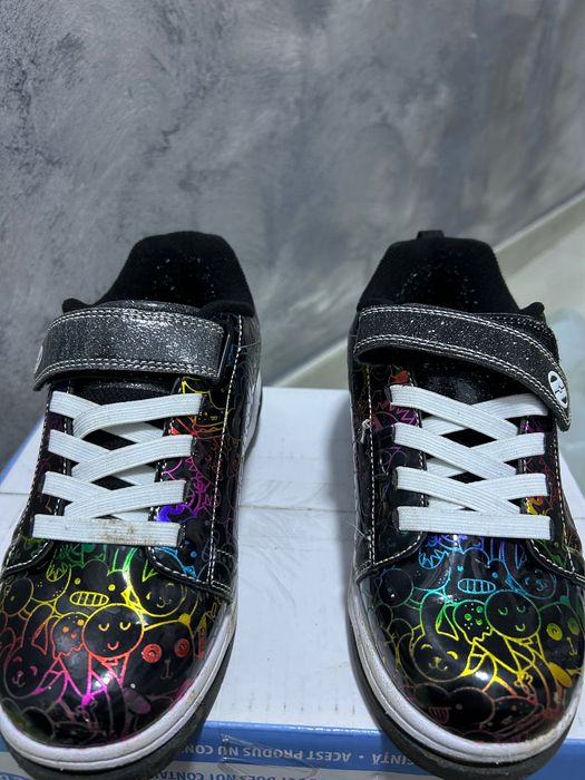 Vând adidasi cu role incorporate