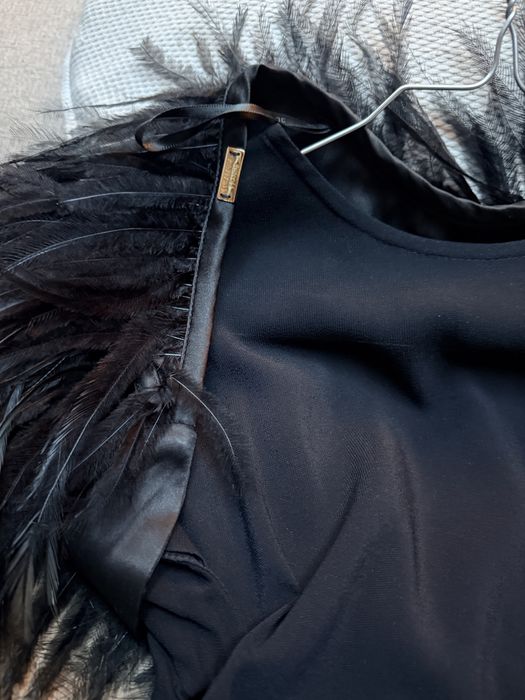 Черна рокля с пера Elisabetta Franchi размер 40 -S;XS 18 лв.