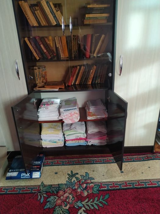 2 комода светлый и тёмный и Шкаф для книг или вещей