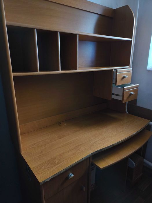 Компьютерный стол с полками и ящиками