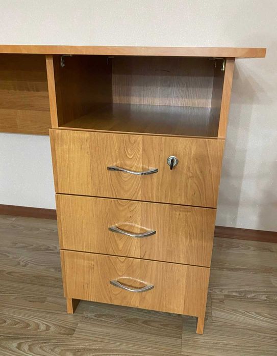 Стол письменный для школьников с ящиками