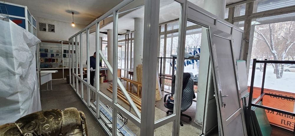 Пластиковая перегородка с двумя дверьми