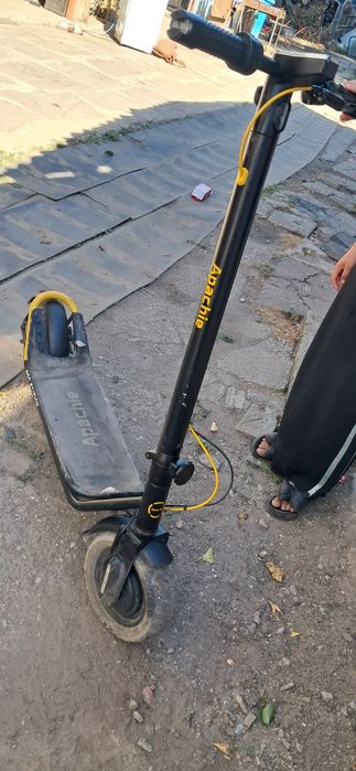 Trotineta apachie nu are nici un defect prinde 25km/h  doar are cricul rupt ,are si  semnalizare  va dau si încărcătorul