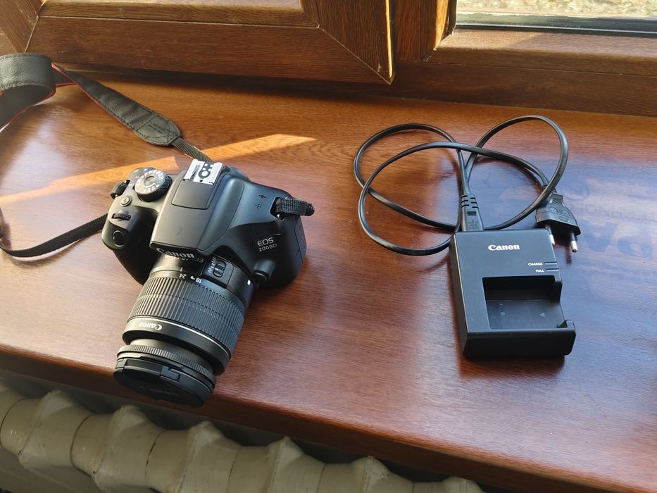 Зеркальный фотоаппарат Canon EOS 2000D