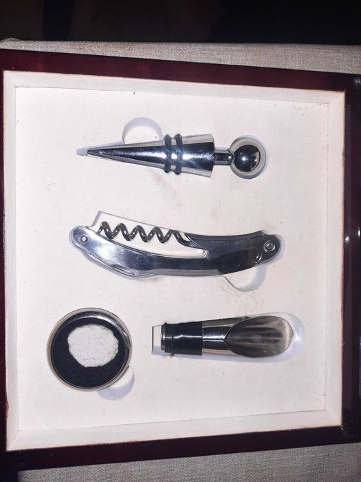 Луксозен комплект за вино с бар компас