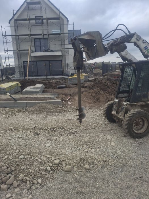 Inchiriez bobcat cu picon ,burghiu,foreza gauri gard gauri pomi piloni