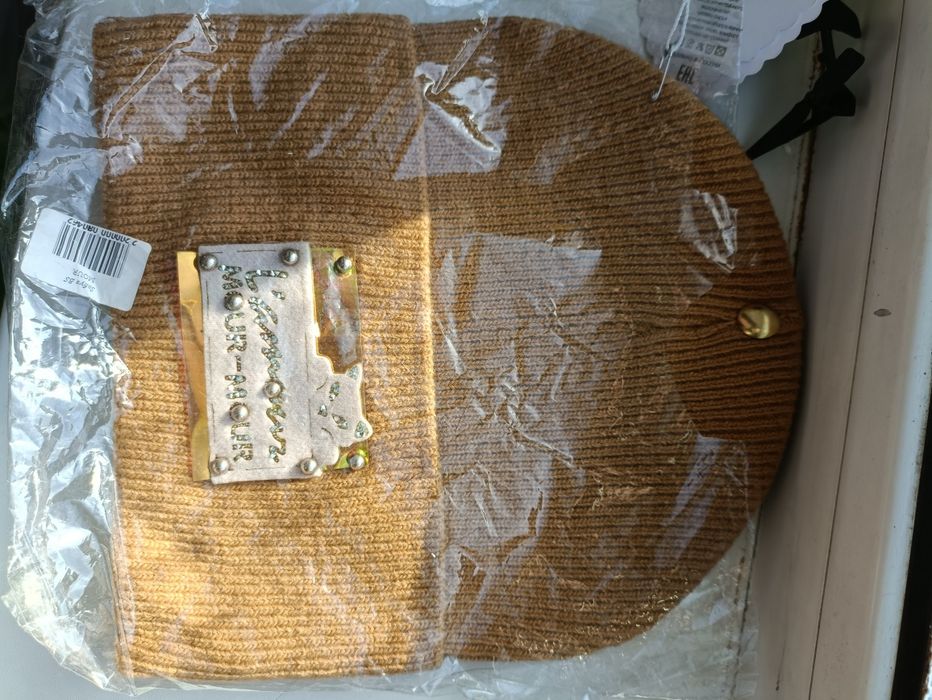 Продам нОВЫЕ шапки на девочек. Осень.