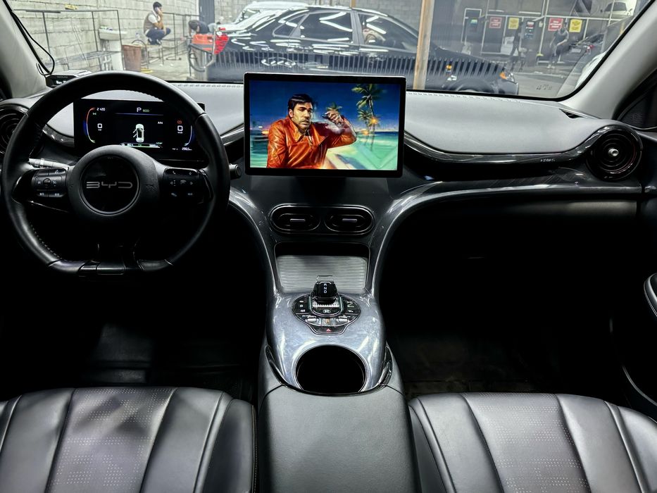 BYD e2 Zudlik bilan sotilqdi toliq eliktir bilan harakatlanadi