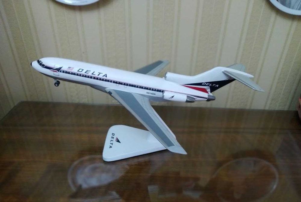 Боинг-727 ( Boeing-727  ). модель самолета ( дерево )  ( 1:100 )