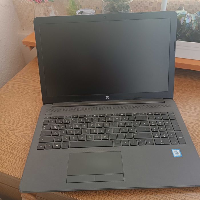 Laptop HP..i3  gen 8 SI SSD. fhd