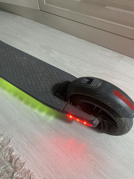 Электросамокат Ninebot e22 на ходу