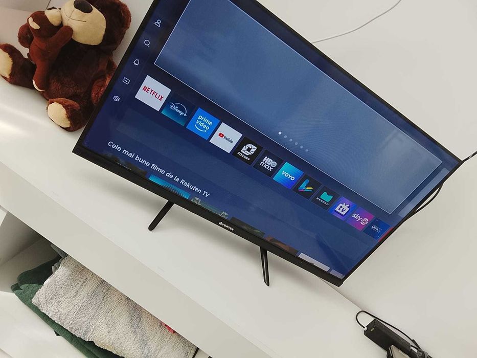 Televizor / Monitor 60 / 81 cm Smart LED