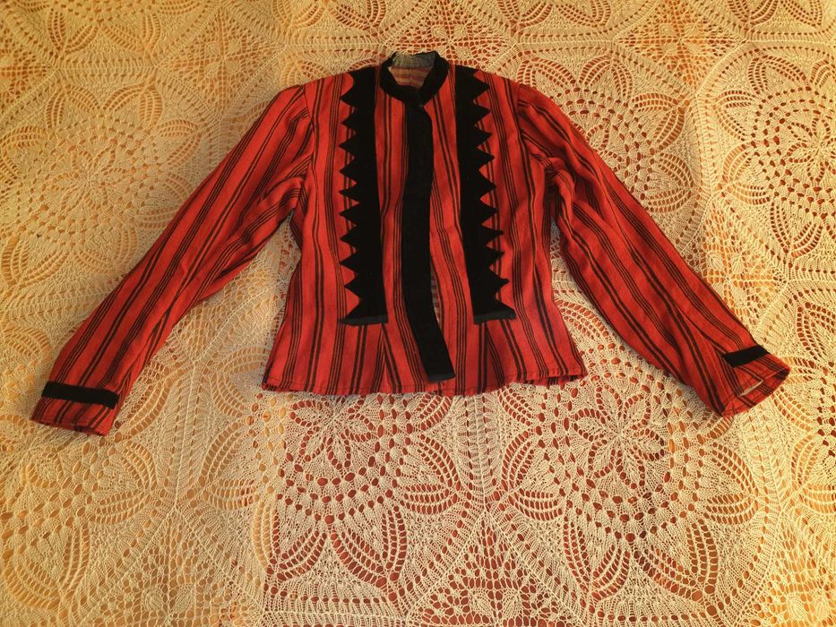 Атентична дамска интерия