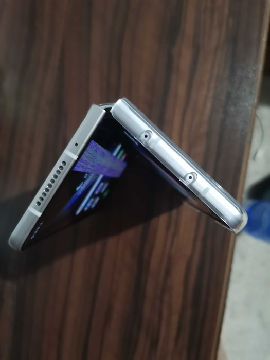 Намалена цена 390 лв. Чисто нов телефон Samsung Galaxy Z Filp 4 256gb