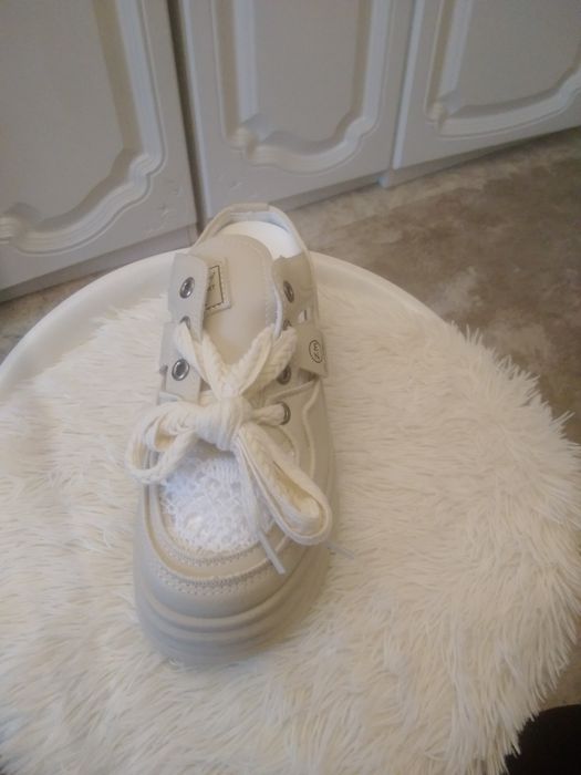 Продам спортивные кроссовки