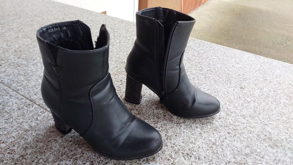 Vand ghete piele de femei