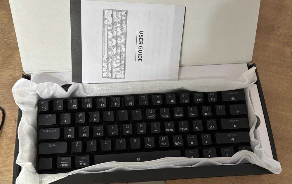 Tastatură Wireless Mecanică Evaro – 60% – Nouă, în cutie