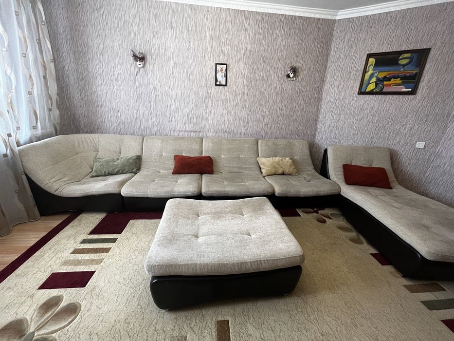 Диван бежевый, гостиный уголок