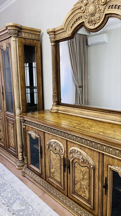 сервант шкаф айнасымен