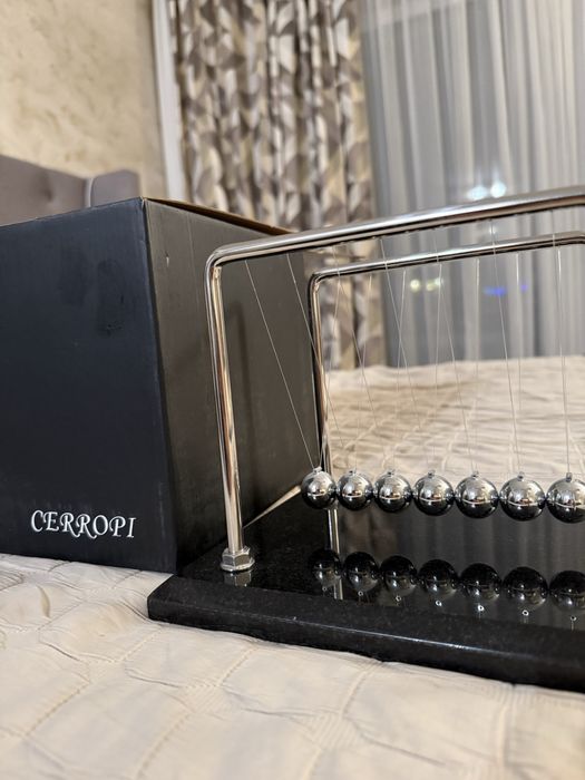 Нютоново махало Newton’s cradle