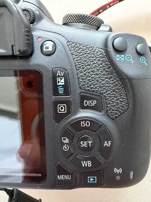 Фотоапарат Canon EOS 2000D + EF-S 18-55 III | Под 2000 кадъра | Отлично състояние