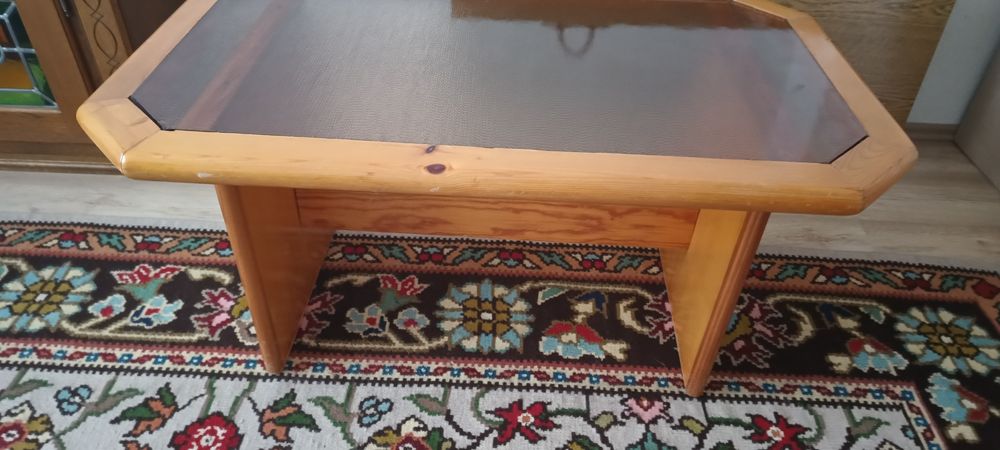 Дървена маса с плот от стъкло