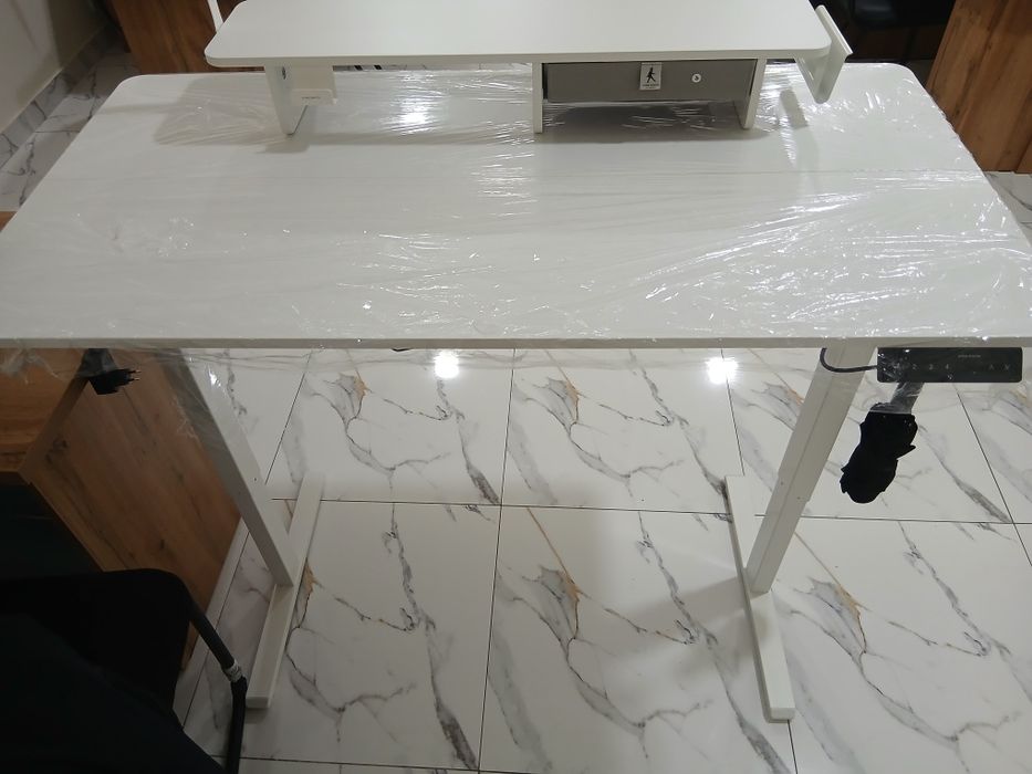 Регулируемый по высоте компьтерный стол King Smith