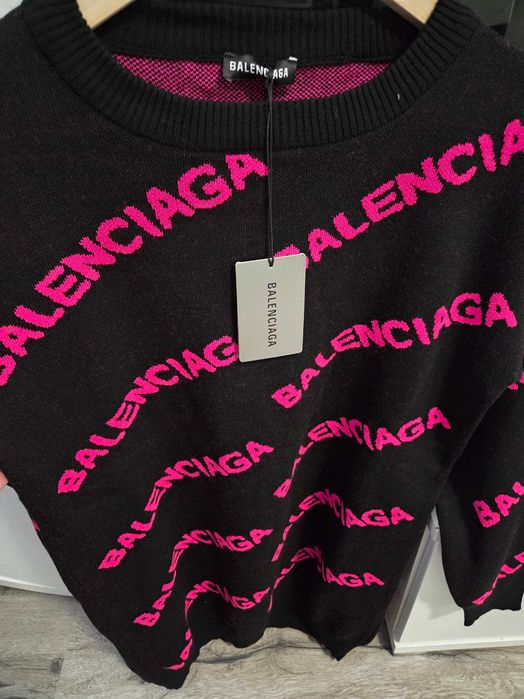 Balenciaga пуловер.Нов