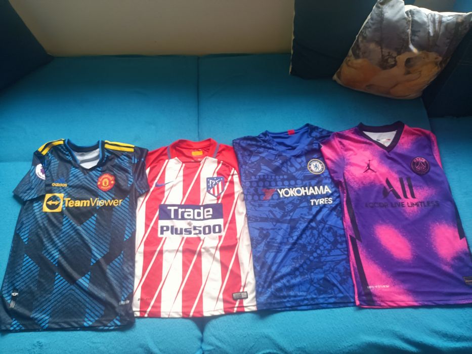 Продавам футболни тениски в отлично състояние!