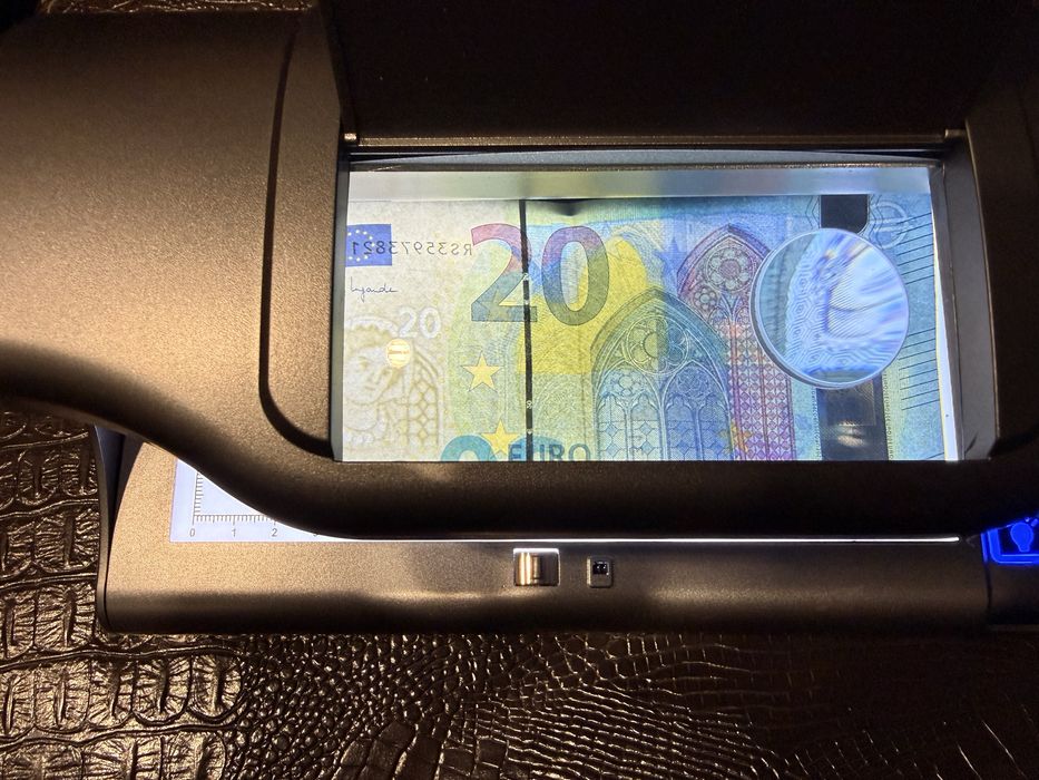 UV лампа за проверка на фалшиви банкноти, карти и лични документи!