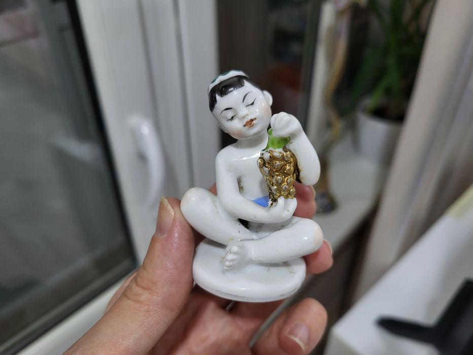 Продам статуэтку, Узбек с виноградом. ЛФЗ. СССР.  Без дефектов.