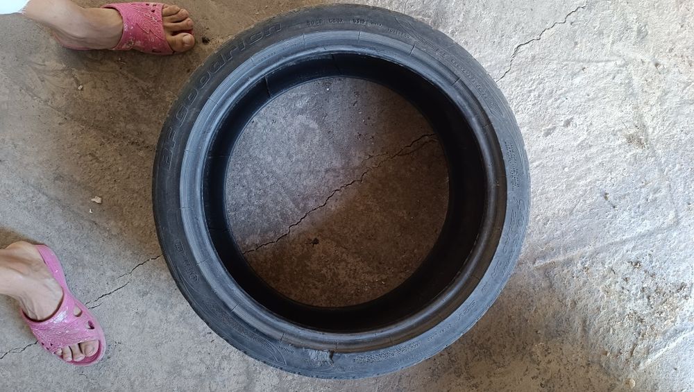 Продам шины R18 225/40