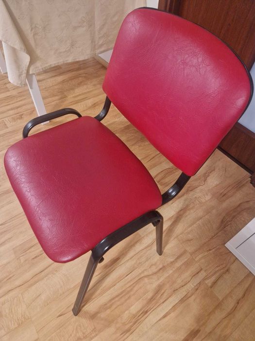 Vand scaune tapiterie de piele rosie 18 bucati