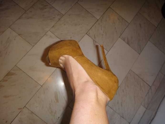 Нови бежови обувки на висок ток и платформа