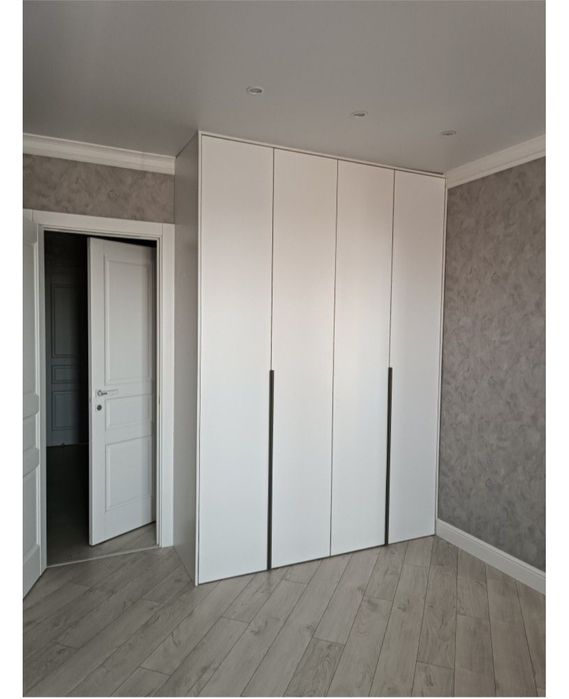 Шкаф белый, 2.6×1.8×0.55