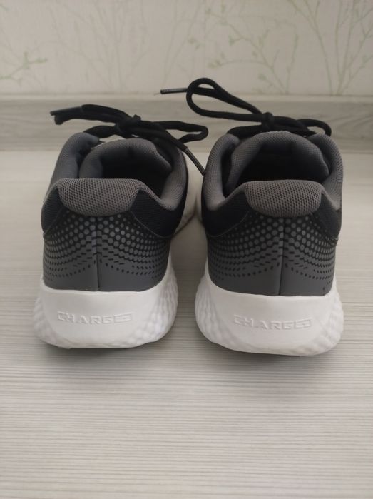 Маратонки UNDER ARMOUR,  размер 38.5